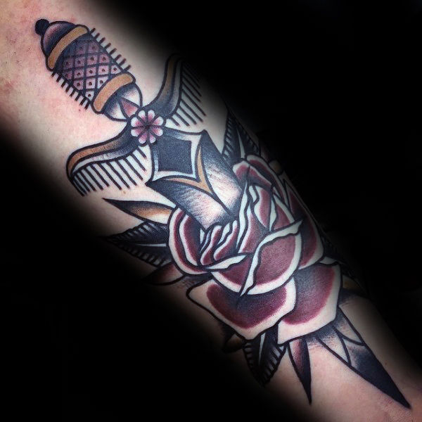 tatuaje clasico daga para hombre 31