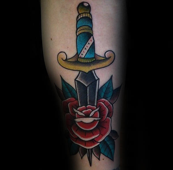 tatuaje clasico daga para hombre 32