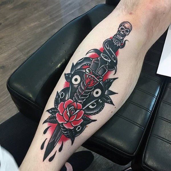 tatuaje clasico daga para hombre 36