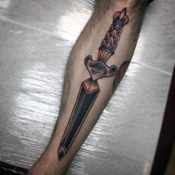 tatuaje clasico daga para hombre 37