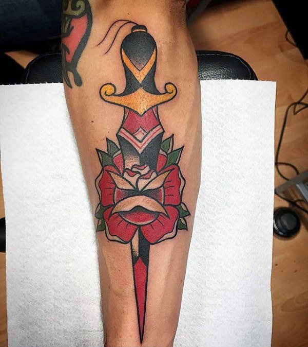 tatuaje clasico daga para hombre 38