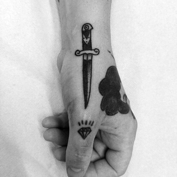 tatuaje clasico daga para hombre 39