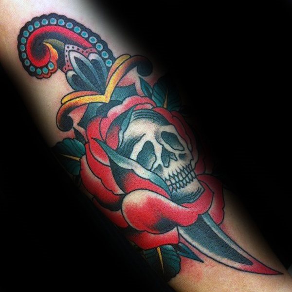 tatuaje clasico daga para hombre 40