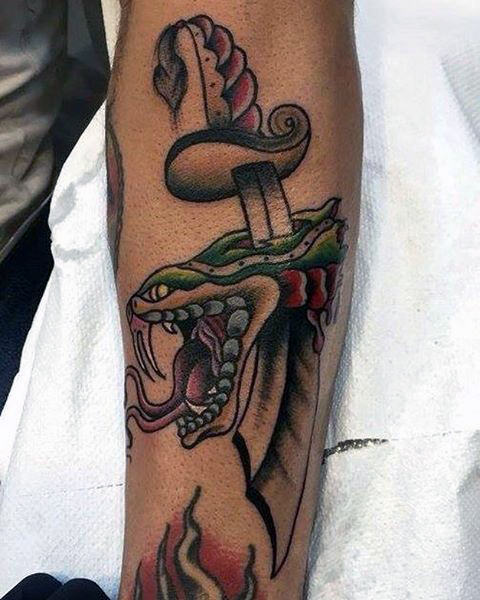 tatuaje clasico daga para hombre 41