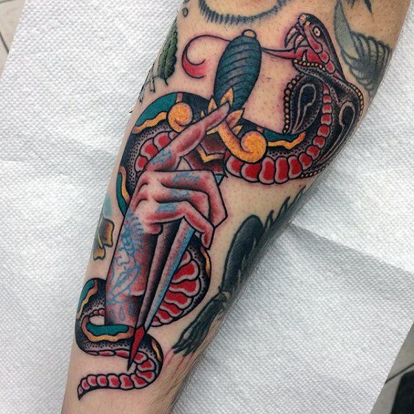 tatuaje clasico daga para hombre 43