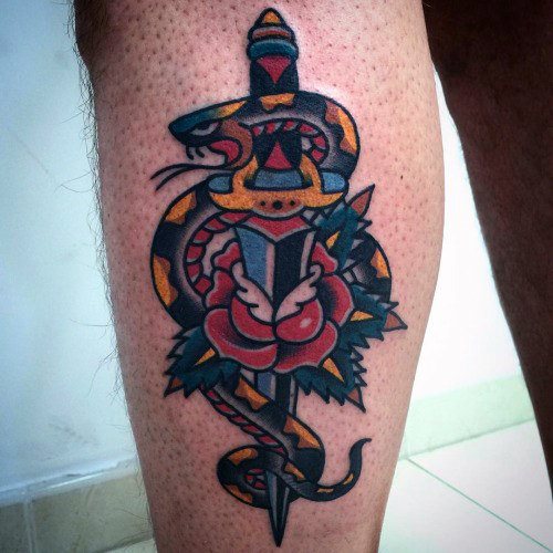 tatuaje clasico daga para hombre 44