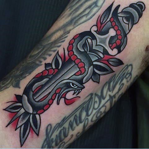 tatuaje clasico daga para hombre 46