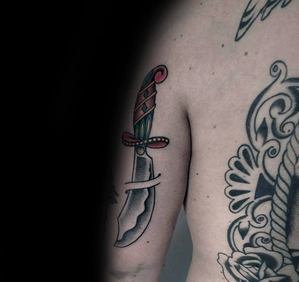 tatuaje clasico daga para hombre 54