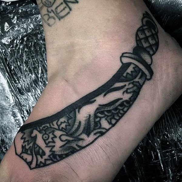 tatuaje clasico daga para hombre 56