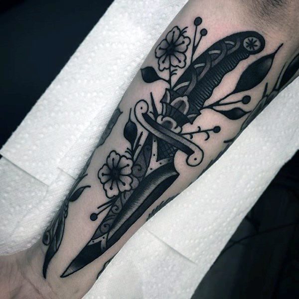 tatuaje clasico daga para hombre 57