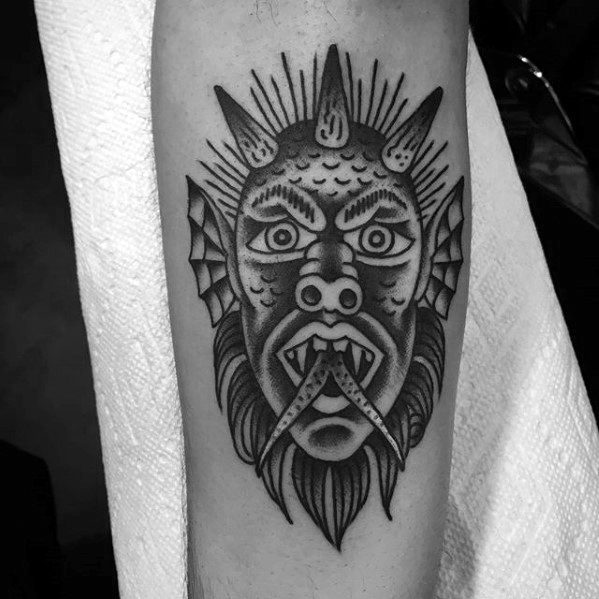 tatuaje clasico diablo para hombre 19