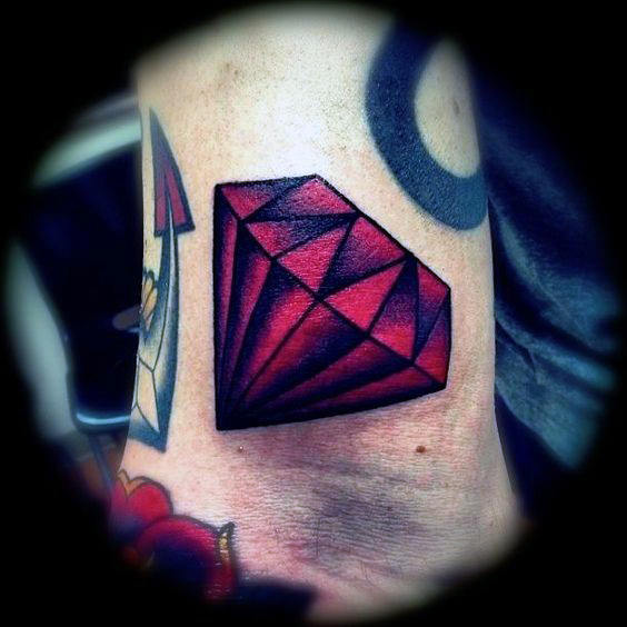 tatuaje clasico diamante para hombre 30