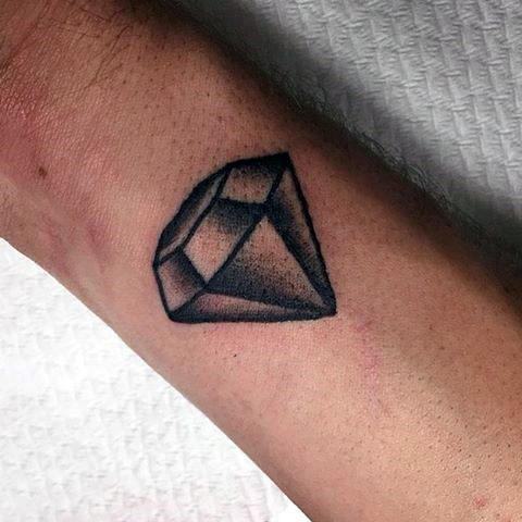 tatuaje clasico diamante para hombre 37