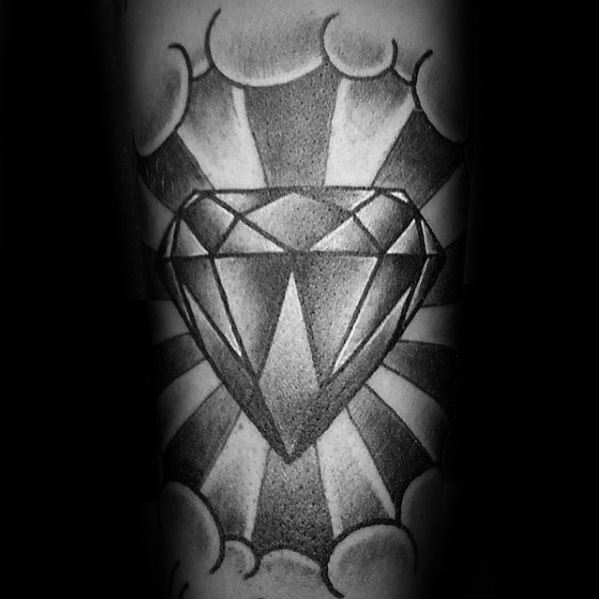 tatuaje clasico diamante para hombre 39