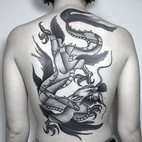 tatuaje clasico dragon para hombre 01