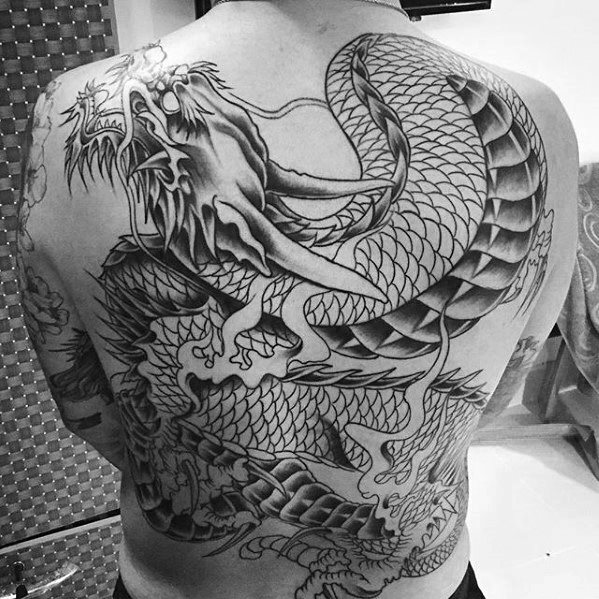 tatuaje clasico dragon para hombre 08