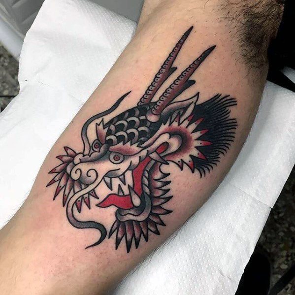 tatuaje clasico dragon para hombre 24