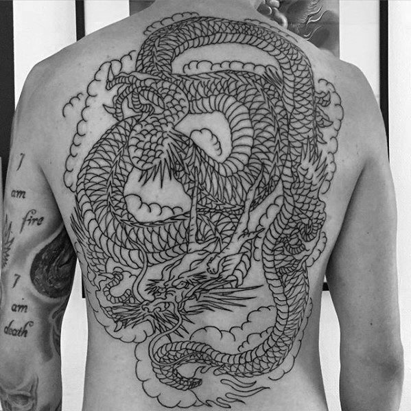 tatuaje clasico dragon para hombre 35