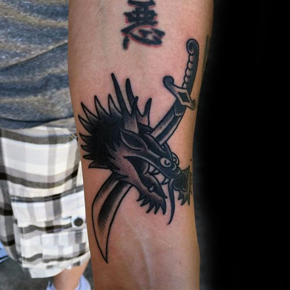 tatuaje clasico dragon para hombre 36