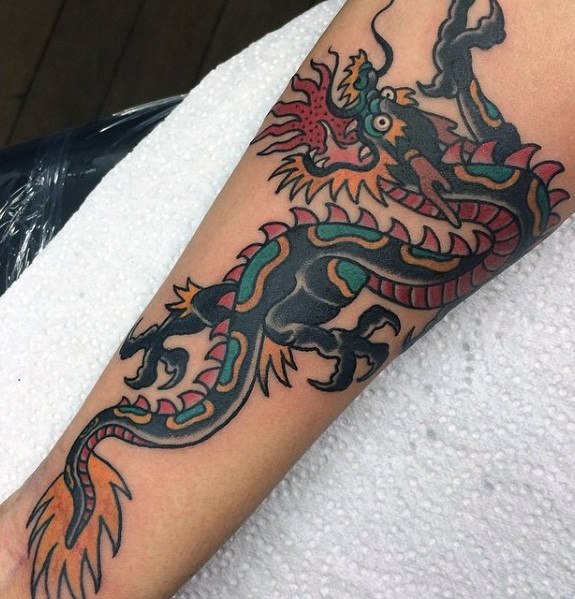 tatuaje clasico dragon para hombre 40