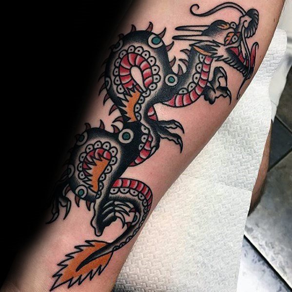 tatuaje clasico dragon para hombre 46