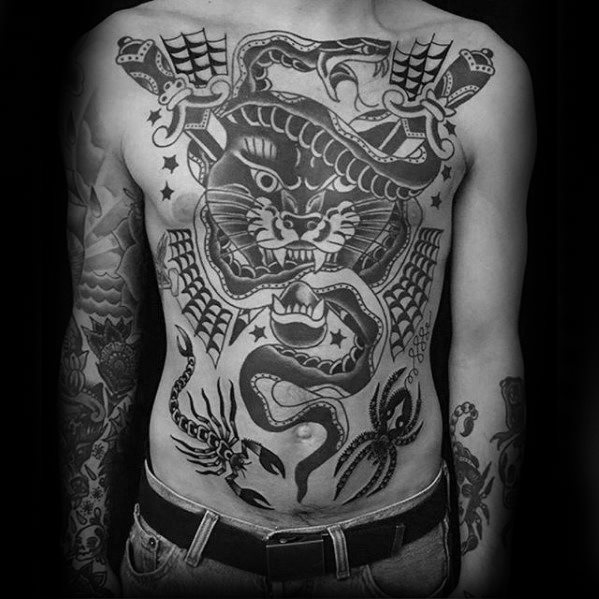 tatuaje clasico escorpion para hombre 05