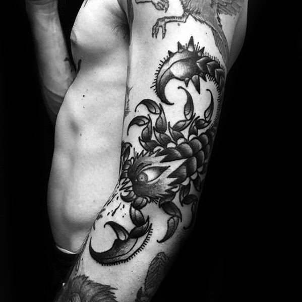 tatuaje clasico escorpion para hombre 06