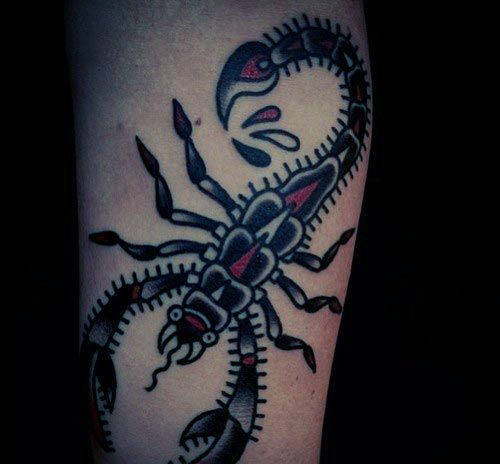 tatuaje clasico escorpion para hombre 11