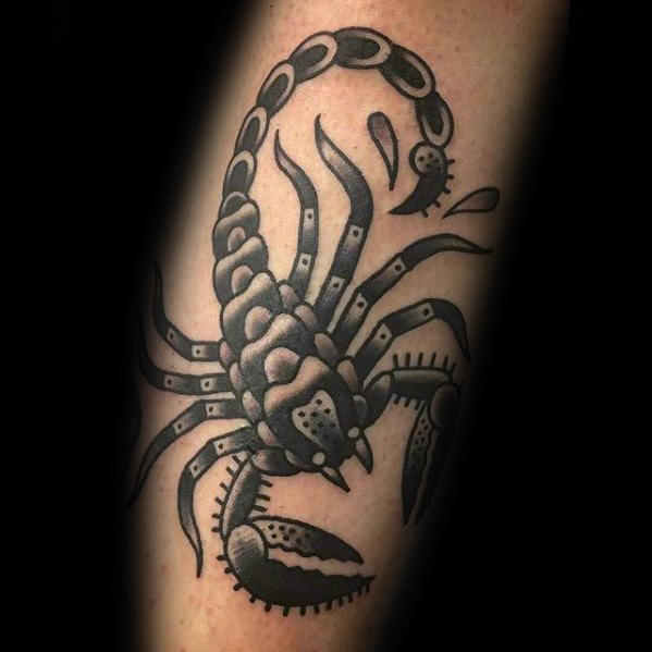 tatuaje clasico escorpion para hombre 12