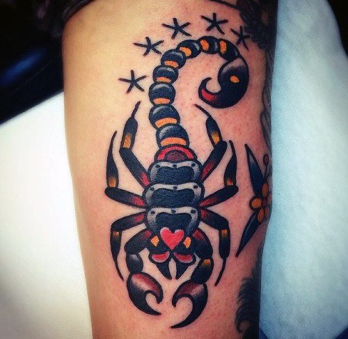 tatuaje clasico escorpion para hombre 13