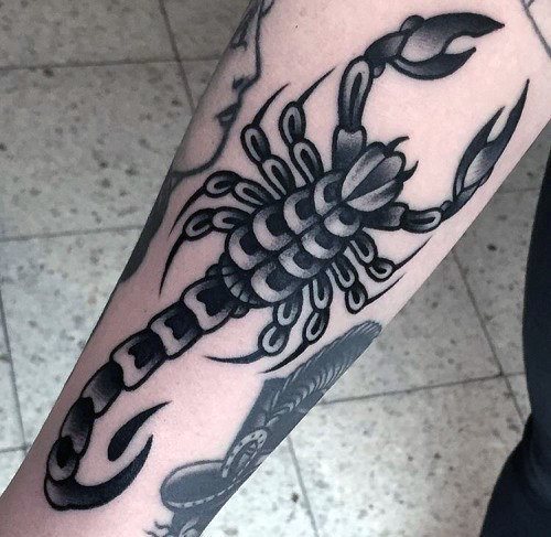 tatuaje clasico escorpion para hombre 14