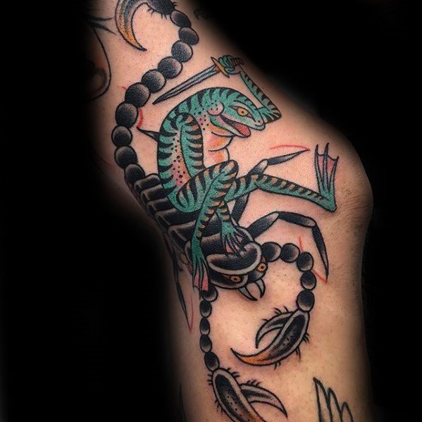tatuaje clasico escorpion para hombre 17