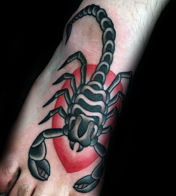 tatuaje clasico escorpion para hombre 18