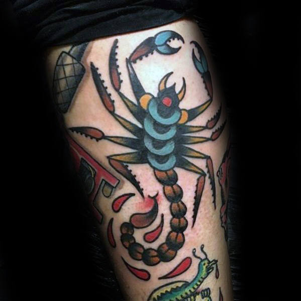 tatuaje clasico escorpion para hombre 21