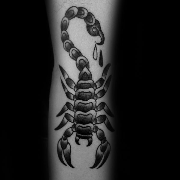 tatuaje clasico escorpion para hombre 24