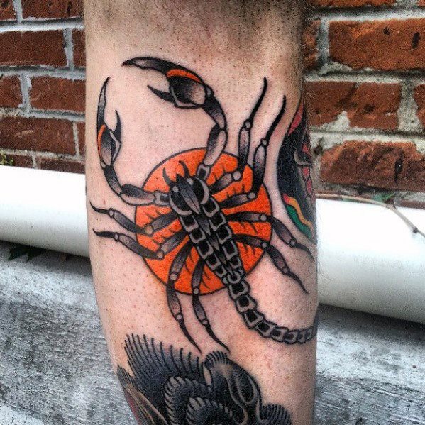 tatuaje clasico escorpion para hombre 30