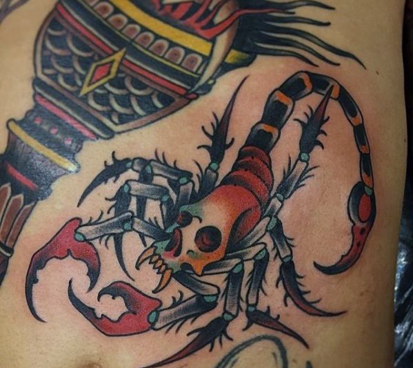 tatuaje clasico escorpion para hombre 31