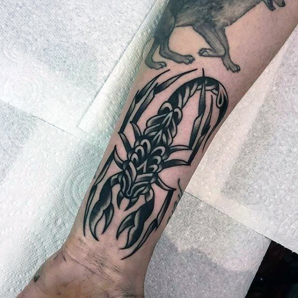tatuaje clasico escorpion para hombre 33
