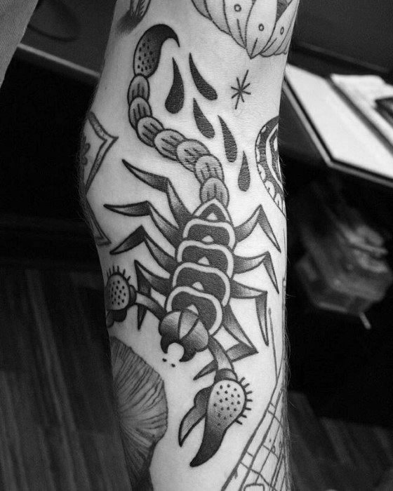 tatuaje clasico escorpion para hombre 34