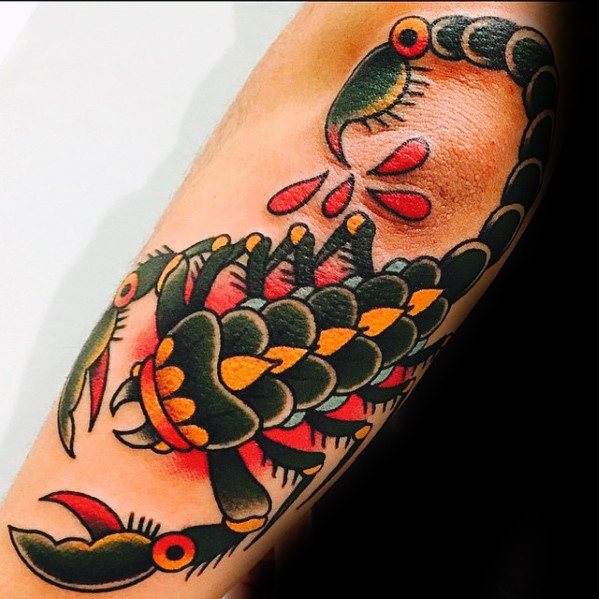 tatuaje clasico escorpion para hombre 36