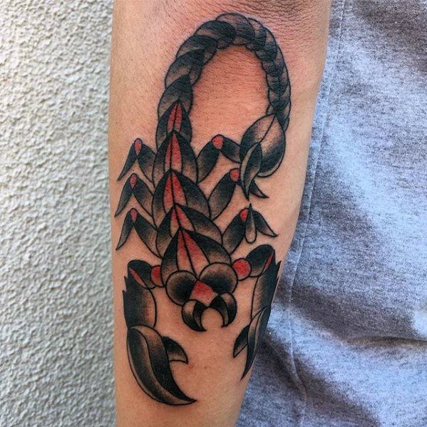 tatuaje clasico escorpion para hombre 37