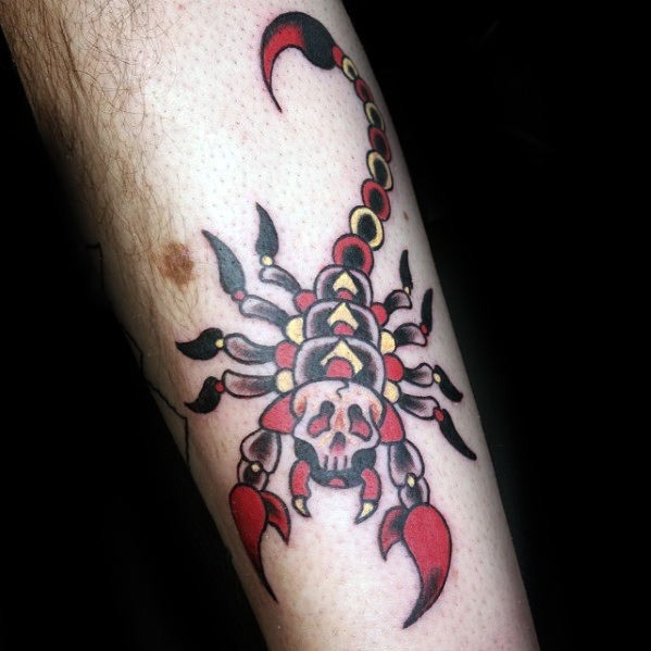 tatuaje clasico escorpion para hombre 41