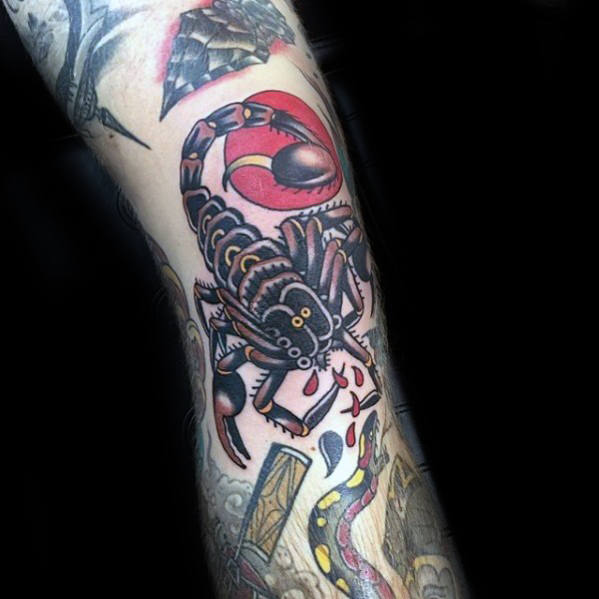 tatuaje clasico escorpion para hombre 42