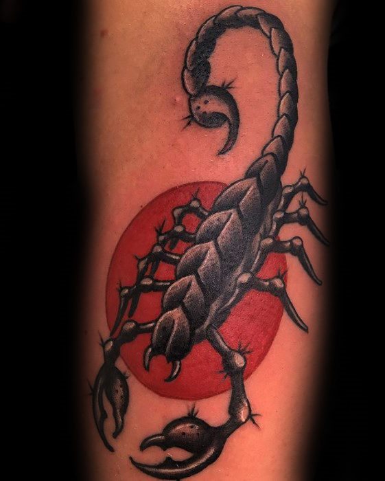 tatuaje clasico escorpion para hombre 44