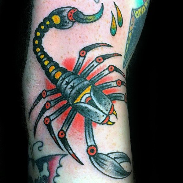 tatuaje clasico escorpion para hombre 45