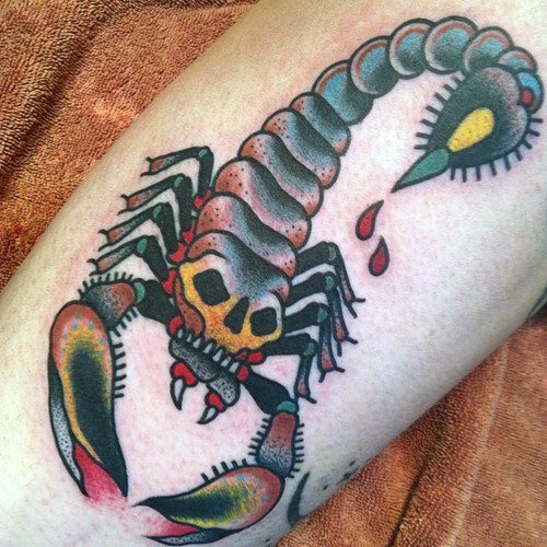 tatuaje clasico escorpion para hombre 46