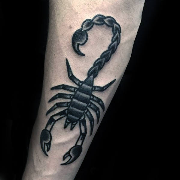 tatuaje clasico escorpion para hombre 48