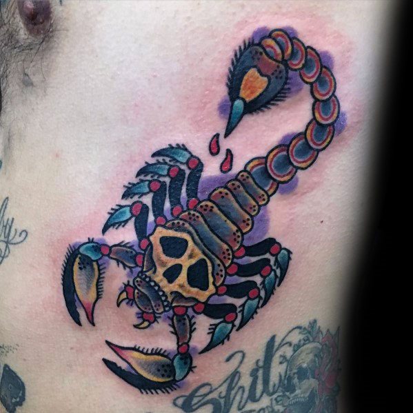 tatuaje clasico escorpion para hombre 49