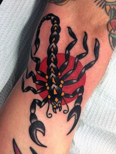 tatuaje clasico escorpion para hombre 50