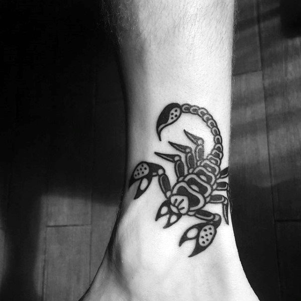 tatuaje clasico escorpion para hombre 51
